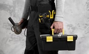 eletricista com caixa de ferramentas scaled 1