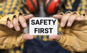 profissional segurando uma placa seguranca primeiro scaled 1