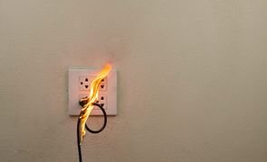 electric wire plug fire scaled 1