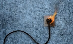 tomada pegando fogo scaled 1