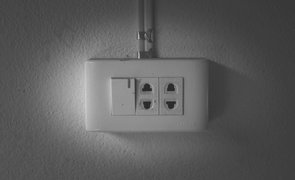 tomada com interruptor scaled 1