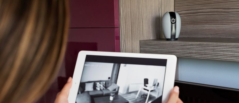 Viaje tranquilo: acompanhe sua casa em tempo real com as soluções de segurança da Eletroluz