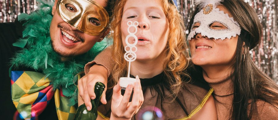 Carnaval em Casa: Como Escolher a Iluminação Certa para Entrar no Clima Carnaval em Casa: Como Escolher a Iluminação Certa para Entrar no Clima